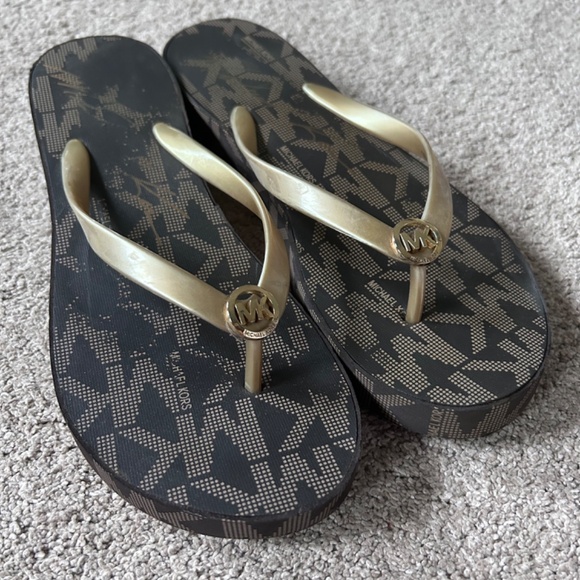 🔸Michael Kors Platform Flip Flops - Picture 10 of 12